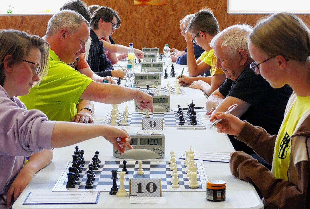 Schach-Tradition im Erzgebirge wird neu belebt - Insgesamt 20 Spieler und Spielerinnen im Alter von 13 bis 82 Jahren saßen in Lengefeld drei Tage lang an den Brettern. Foto: Andreas Bauer