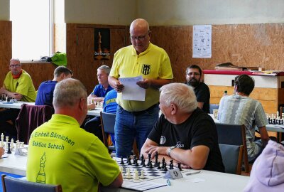 Schach-Tradition im Erzgebirge wird neu belebt - Turnierleiter Franko Haugk vom SV Lengefeld verkündet die Ansetzungen der nächsten Runde. Foto: Andreas Bauer