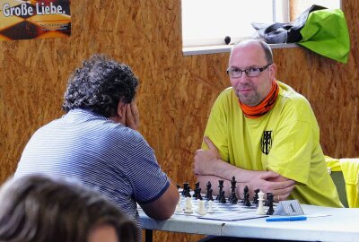 Schach-Tradition im Erzgebirge wird neu belebt - Lokalmatador Ralph Bennewitz (rechts) hatte im letzten Spiel die Chance auf den Titel, musste sich aber am Ende mit Rang 5 begnügen. Foto: Andreas Bauer
