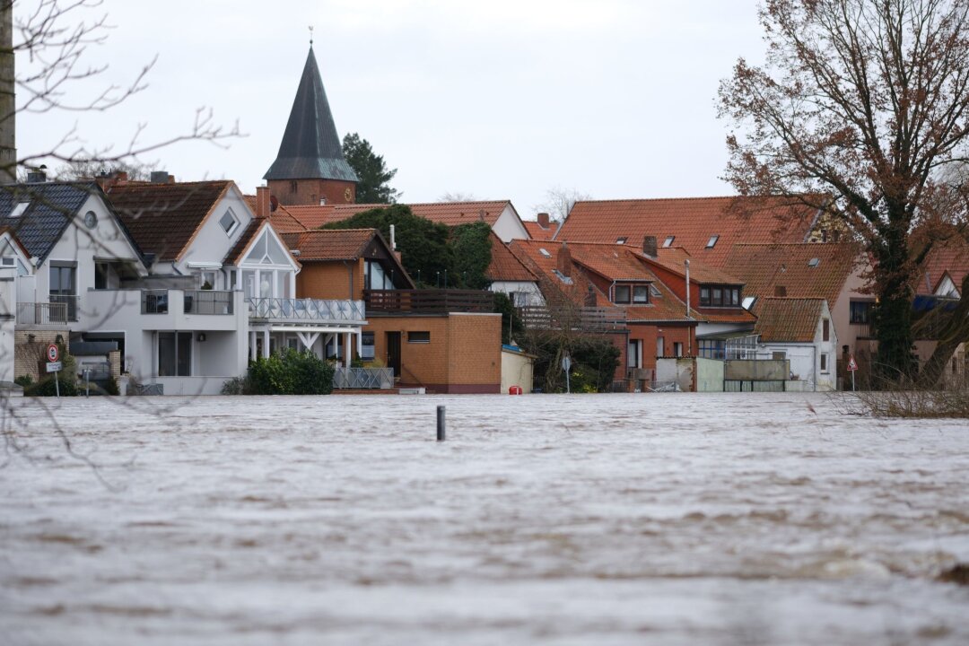 Schäden durch Überschwemmung: So gehen Versicherte jetzt vor - Überschwemmungen können große Schäden am Haus verursachen.