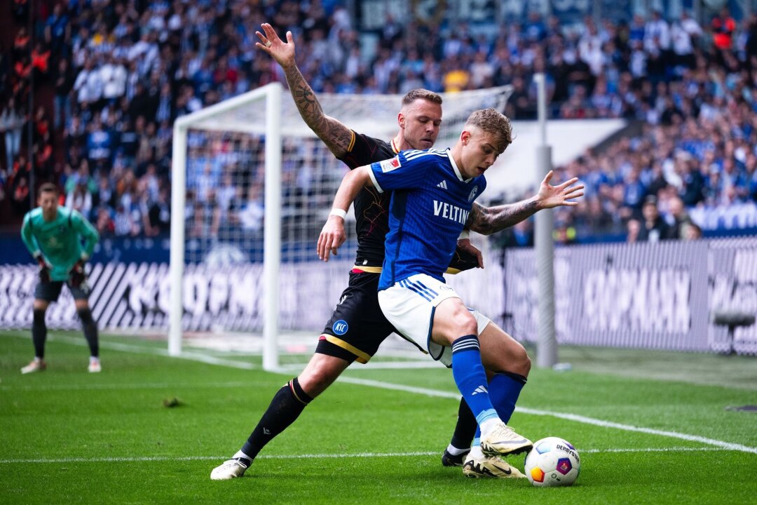Schalke holt im Abstiegskampf nur einen Punkt - Schalkes Keke Topp (r) und Karlsruhes Marcel Franke kämpfen um den Ball.