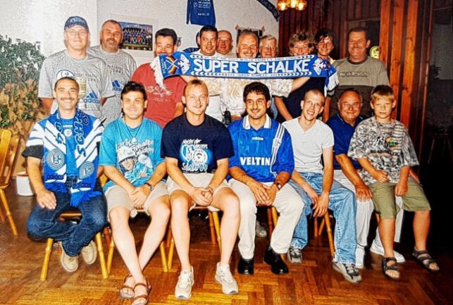 Schalke kommt mit Olaf Thon nach Plauen! - Der Schalke-Fanclub S.F.C. Königsblau Plauen wurde am 5. August 2001 im Concordia-Sportheim gegründet. Natürlich war der BLICK dabei. Foto: Karsten Repert