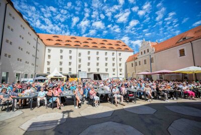 Schalmeien- und Guggetreffen im Schlosshof Freiberg - Freiberger Sommernächte 2022 - Schalmeien und Guggetreffen. Foto Marcel Schlenkrich