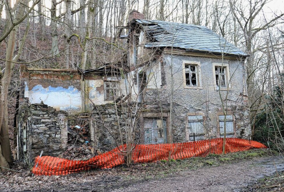 Dieses marode Haus gehört zu einem verfallenen Gebäudekomplex im Hainichener Ortsteil Cunnersdorf, der jetzt abgerissen werden soll. Foto: Knut Berger