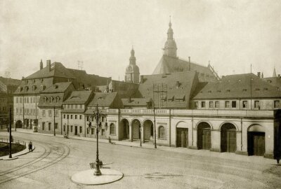 Schau im Schloßbergmuseum zeigt Chemnitz um 1900 - Das Foto der Ausstellung zeigt eine Häuserzeile am Neumarkt vor dem Abriss. Foto: Rudolph Pause