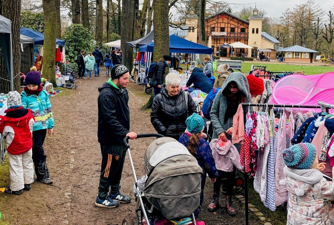 Schauen, stöbern, nachhaltig einkaufen - Am Sonntag findet der erfolgreiche Kindertrödelmarkt in Limbach-Oberfrohna statt. Foto: Steffi Hofmann