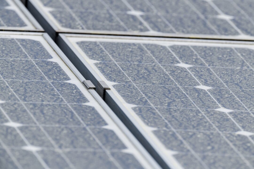 Schauen und fühlen: Frühjahrs-Check für die Solaranlage - Im Frühjahr lohnt sich ein Blick aufs Dach: Hauseigentümer sollten ihre Solaranlage auf Verschmutzungen oder Schäden prüfen.