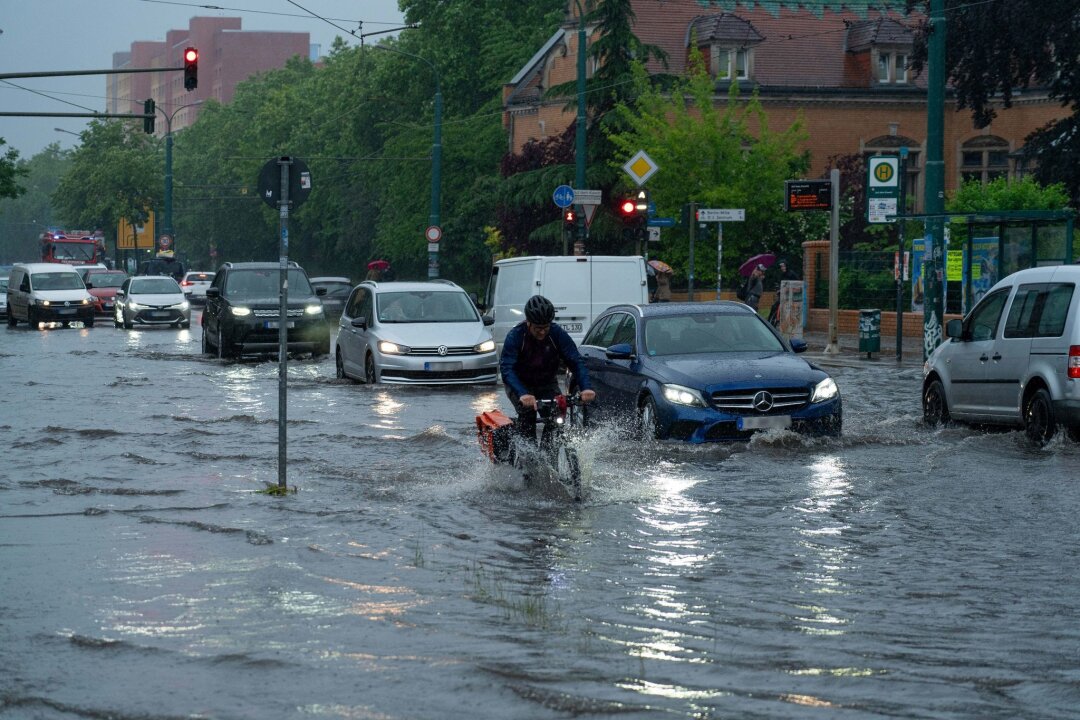 Schauer und Starkregen in Teilen Deutschlands erwartet - In Brandenburg gab es überschwemmte Straßen, vollgelaufene Keller und abgebrochene Äste - das Unwetter verlief allerdings glimpflich.