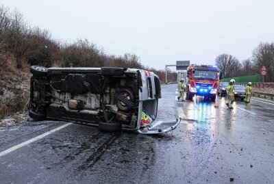 Schauer-Unfall auf der A13 am Autobahndreieck Dresden - Graupelschauer kippte Kleintransporter auf die Seite auf der A13. Foto: Roland Halkasch