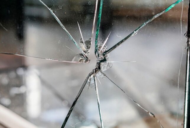 Schaufensterscheibe vom Vereinshaus eingeschlagen - in der Reißiger Vorstadt wurde ein Vereinsschaufenster beschädigt.  Foto: Pixabay