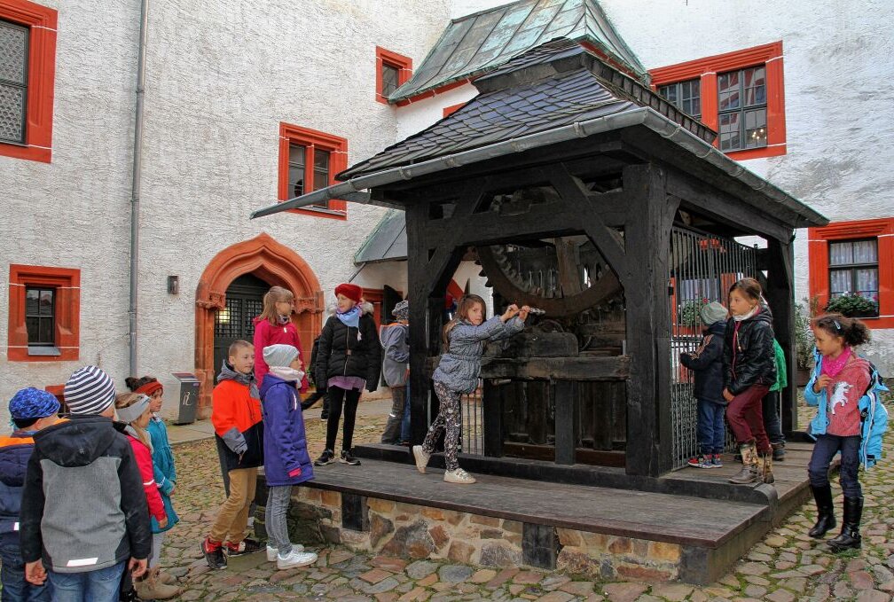 Schaurige Ferien auf Schloss Rochsburg - Die Hortkinder der Grundschule Wiederau verbringen ihre zweite Ferienwoche auf Schloss Rochsburg. Foto: Andrea Funke