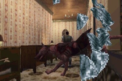 Schaurigschöne Erinnerungen: Durch die Jahre mit "Resident Evil" - Schreck lass nach: Der durch das Fenster krachende Zombie-Köter ließ PSOne-Gamer die Haare zu bergen stehen. Heute sind es eher die grobkörnige Pixeloptik und die kruden Kamerapositionen, die für Schaudern sorgen.