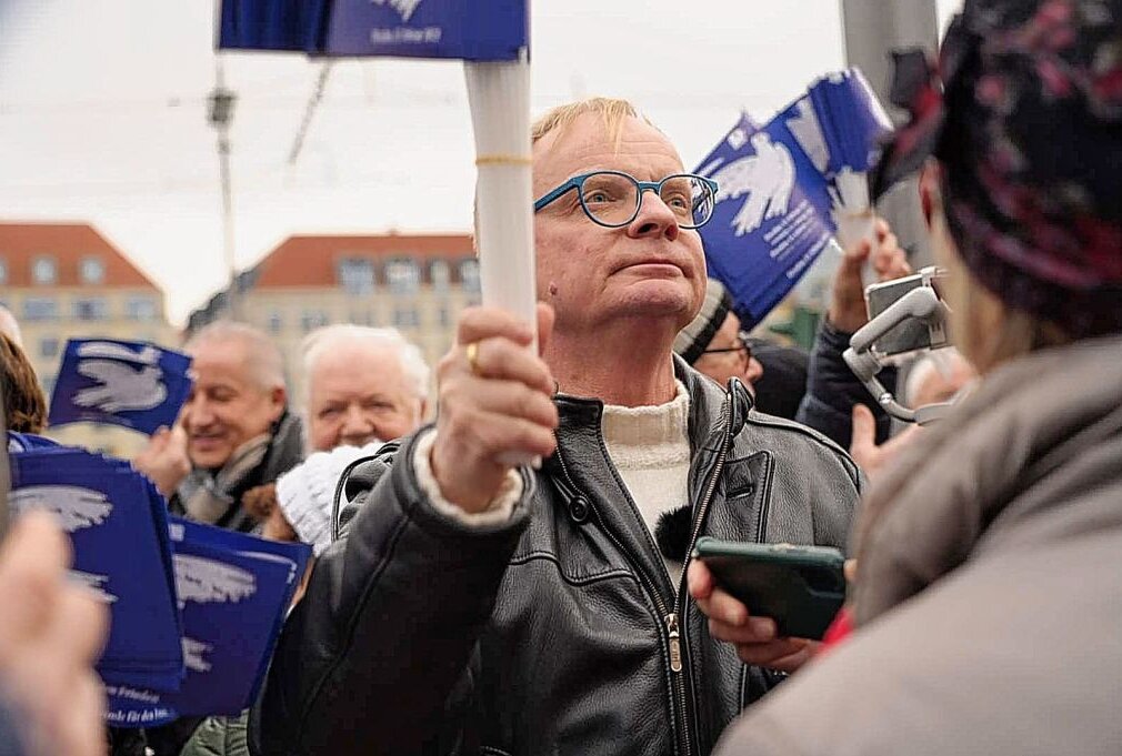 Schauspieler Uwe Steimle besucht Friedensdemonstrationen - Uwe Steimle besucht Friedensdemonstrationen in Dresden. Foto: xcitepress