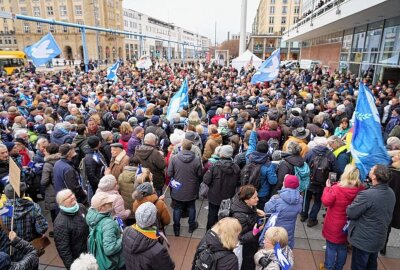 Schauspieler Uwe Steimle besucht Friedensdemonstrationen - Demonstrationen in Dresden zum 13. Februar. Foto: xcitepress