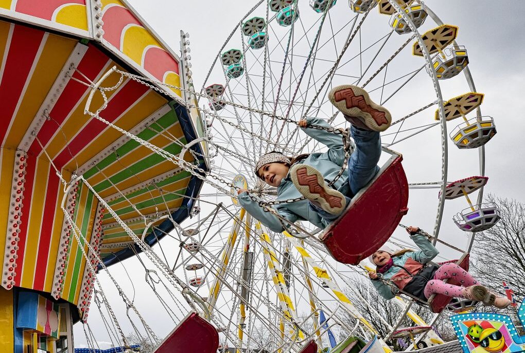 Schausteller eröffnen Plauener Oster-Volksfest - Hammerschmidts Kettenflieger ist auf dem Plauener Festplatz nicht wegzudenken. Im Hintergrund dreht sich das 38 Meter hohe Riesenrad. Foto: Thomas Voigt