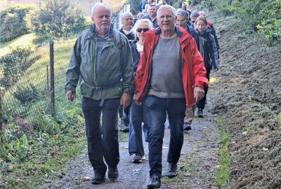Schellenberg: Mehr als 30 Personen gehen gemeinsam wandern - Schellenbergs Ortsvorsteher Jörg Porstmann (vorn rechts) , freute sich bei der Herbstwanderung über die große Resonanz. Foto: Knut Berger