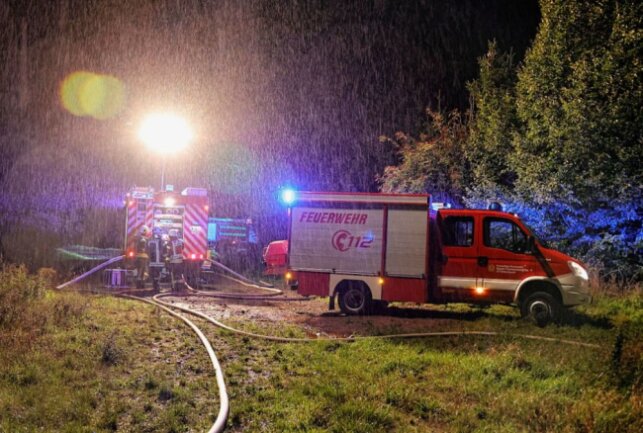 Scheune in Frankenberger Ortsteil steht im Vollbrand - In Mühlbach brannte eine Scheune am 19. September. Die Feuerwehr löschte den Brand, es ist nicht der Erste auf dem Grundstück. Foto: Harry Haertel