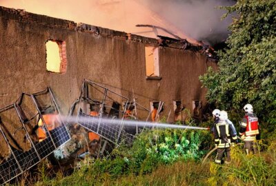 Scheune in Frankenberger Ortsteil steht im Vollbrand - In Mühlbach brannte eine Scheune am 19. September. Die Feuerwehr löschte den Brand, es ist nicht der Erste auf dem Grundstück. Foto: Harry Haertel