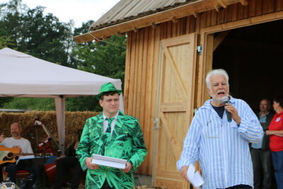 Scheunenbau mit Spenden wie beim süßen Brei in Kloschwitz - Peter Luban (rechts) und Moderator Jonas Scherzer. Foto: Simone Zeh