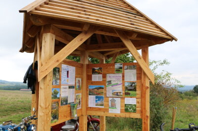 Scheunenbau mit Spenden wie beim süßen Brei in Kloschwitz - Der neue Info-Point an der Streuobstwiese.  Foto: Simone Zeh