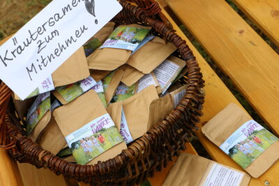 Scheunenbau mit Spenden wie beim süßen Brei in Kloschwitz - Scheune des Vereins Bürgerinitiative zum Schutz der Natur und Umwelt von Gold- bis Rosenbach wurde Eingeweiht Foto: Simone Zeh