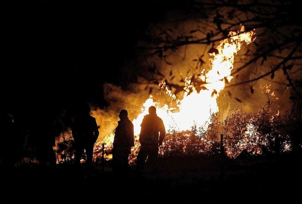Ein Lagerfeuer in St. Egidien OT Kuhschnappel fiel am Samstagabend etwas größer aus. Foto: Markus Pfeifer