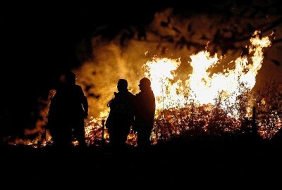 "Scheunenbrand" alarmiert Feuerwehren nach Kuhschnappel - Ein kleines Feuer war offenbar gemeldet, doch die Ausmaße waren dann beachtlich. Foto: Markus Pfeifer