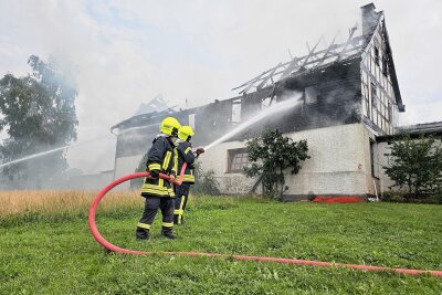 Scheunenbrand: Feuerwehren kämpfen gegen Flammen und Wasserknappheit - Am Donnerstagmorgen kam es in einer Scheune in Lichtentanne zu einem Brand. Foto: Mike Müller