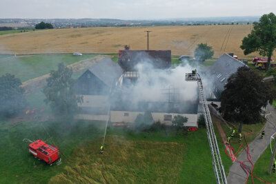 Am Donnerstagmorgen kam es in einer Scheune in Lichtentanne zu einem Brand. Foto: Mario Dudacy