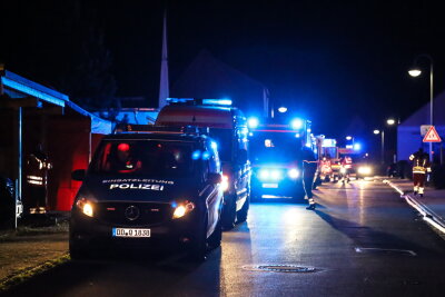 Scheunenbrand in Drebach: War es Brandstiftung? - In Drebach kam es zu einem Scheunenbrand, der auf ein Wohnhaus übergriff. Foto: Niko Mutschmann