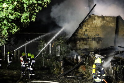 Scheunenbrand in Drebach: War es Brandstiftung? - In Drebach kam es zu einem Scheunenbrand, der auf ein Wohnhaus übergriff. Foto: Niko Mutschmann