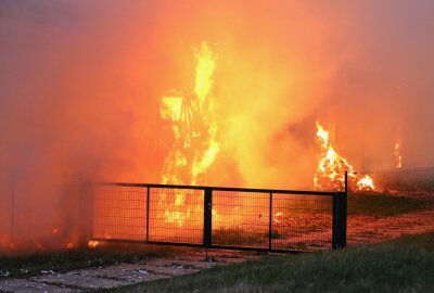 Scheunenbrand in Oelsnitz noch nicht gelöscht: Landwirte und THW helfen Feuerwehr - In Oelsnitz brennt am Dienstagabend eine Scheune. Foto: André März