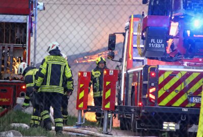Scheunenbrand in Oelsnitz noch nicht gelöscht: Landwirte und THW helfen Feuerwehr - Die Wasserversorgung gestaltet sich problematisch. André März