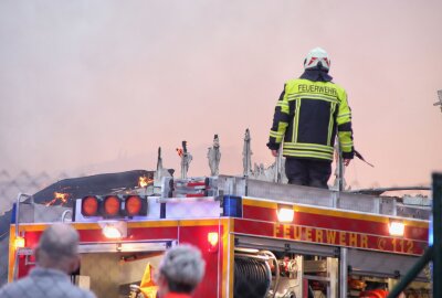 Scheunenbrand in Oelsnitz noch nicht gelöscht: Landwirte und THW helfen Feuerwehr - Die Wasserversorgung gestaltet sich problematisch. André März