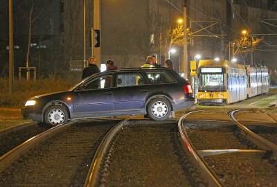 Schienen blockiert: Autofahrerin biegt falsch ab und steckt im Gleis fest - Ein PKW Audi A6 fuhr ins Gleisbett der Straßenbahn und blieb dort hängen. Foto: Roland Halkasch