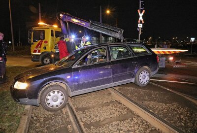 Schienen blockiert: Autofahrerin biegt falsch ab und steckt im Gleis fest - Der Betrieb auf den Straßenbahnlinien 9 und 13 war unterbrochen. Foto: Roland Halkasch
