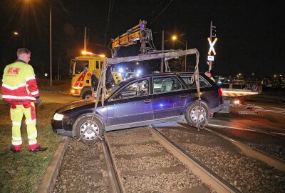 Schienen blockiert: Autofahrerin biegt falsch ab und steckt im Gleis fest - Der Abschleppdienst hob den Wagen mit dem Kran aus dem Gleisbett. Foto: Roland Halkasch