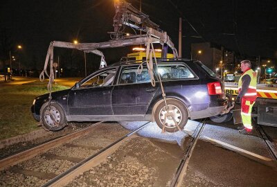 Schienen blockiert: Autofahrerin biegt falsch ab und steckt im Gleis fest - So konnte nach circa einer Stunde die Straßenbahnstrecke wieder freigegeben werden. Foto: Roland Halkasch