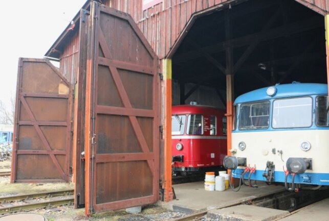 Schienen-Oldies von Schleiz bis nach Schönberg unterwegs - Am Lokschuppen ist der Start. Foto: Simone Zeh