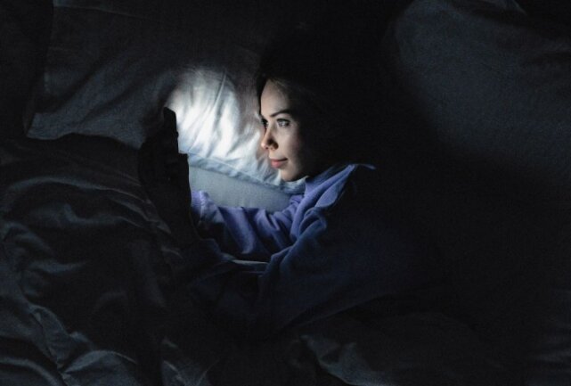 Schläfst du schon oder prokrastinierst du noch? - Viele greifen im Bett zu ihrem Smartphone und drücken sich dadurch vor dem Schlafen. Foto: Pexels