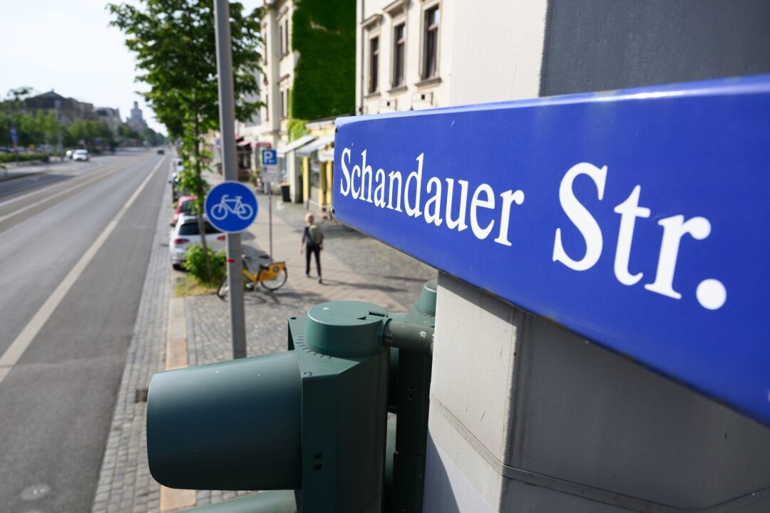 Schläge und Tritte: Grünen-Helferin schildert Angriff - Ein Straßenschild „Schandauer Straße“ ist in Striesen über einer Ampel montiert.