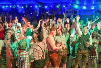 Schlagerstar und 3500 Besucher genießen Börnichener Oktoberfest - Den ganzen Abend über war die Tanzfläche prall gefüllt. Foto: Andreas Bauer
