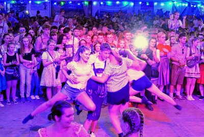 Schlagerstar und 3500 Besucher genießen Börnichener Oktoberfest - Auch die Showgarde Jumpcrew trug zum abwechslungsreichen Programm bei. Foto: Andreas Bauer