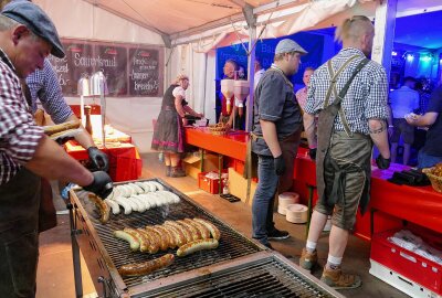 Schlagerstar und 3500 Besucher genießen Börnichener Oktoberfest - Kaum Zeit zum Verschnaufen hatten Falk Göhler und die Mitarbeiter seiner Fleischerei. Foto: Andreas Bauer