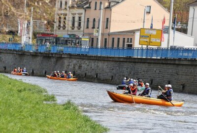Schlauchboot-Besatzungen paddelten durch Plauens Innenstadt - Den Schaulustigen bot sich in der Innenstadt ein ungewohntes Bild. Foto: Thomas Voigt