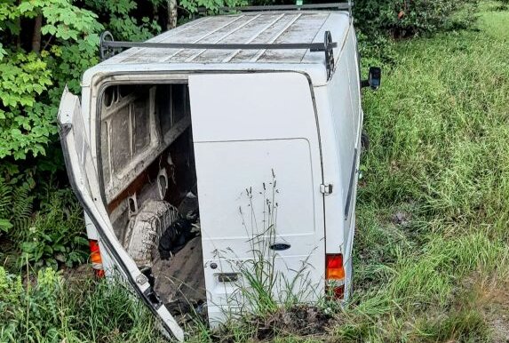 Schleuser springt aus fahrendem Auto und überlässt Migranten ihrem Schicksal - Schleuser springt aus Kleintransporter und lässt 22 Migranten zurück. Foto: Polizei