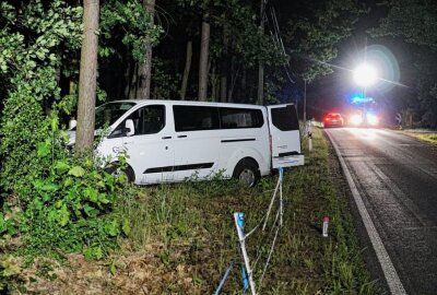 Schleußerfahrzeug kollidierte mit Baum: Drei Personen verletzt - In Nieder-Neundorf ist ein Schleußerfahrzeug mit einem Baum kollidiert. Foto: LausitzNews.de / Niclas Bittrich