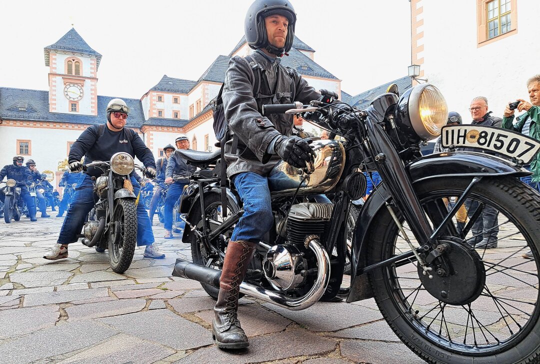 Schlösser- und Burgenfahrt fasziniert 180 Motorradfahrer - Auf dem Augustusburger Schlosshof ratterten am Samstag wieder die Maschinen. Foto: Andreas Bauer