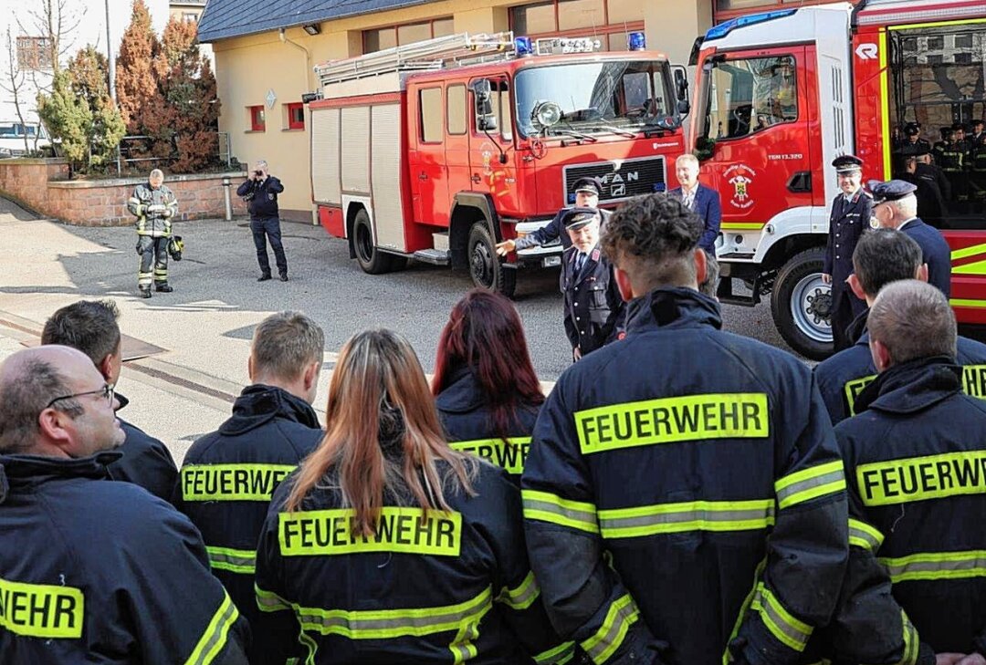 Schlüsselübergabe: Neues hochmodernes Löschfahrzeug für Rochlitz - Neues HLF für die Feuerwehr Rochlitz nach neun Jahren Wartezeit. Foto: Andrea Funke