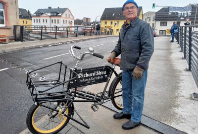 Schlusspunkt unter Großbaustelle: Brücke in Flöha endlich fertiggestellt - Wolfgang Wundram unternahm mit seinem historischen Elite-Diamant-Fahrrad den Brückentest. Foto: Knut Berger